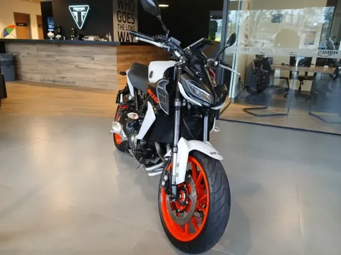 YAMAHA MT-09 21/21 CINZA