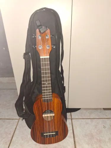 Ukulele giannini novo usado apenas por duas semanas