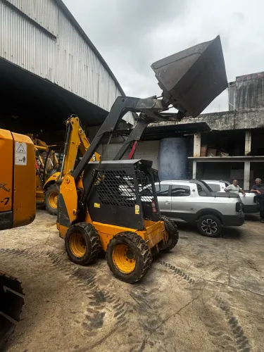 Minicarregadeira Bob Cat Volvo MC70B