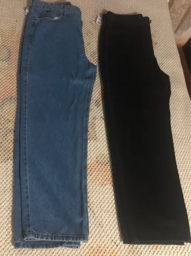 Vendo duas calças jeans no formato Baggy tamanho 42 nunca usadas