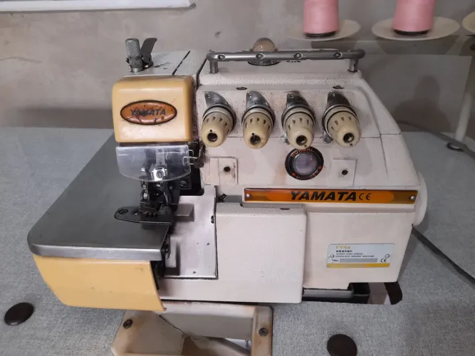 Máquina costura industrial overlock 4 fios Yamata
