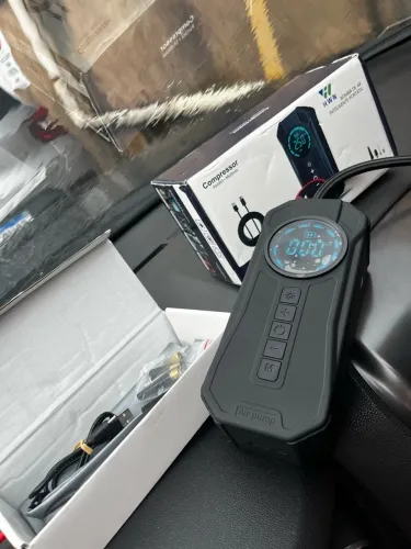 Compressor Portátil 4 em 1 Bomba de Ar Digital Power Bank 8000mAh e Calibrador