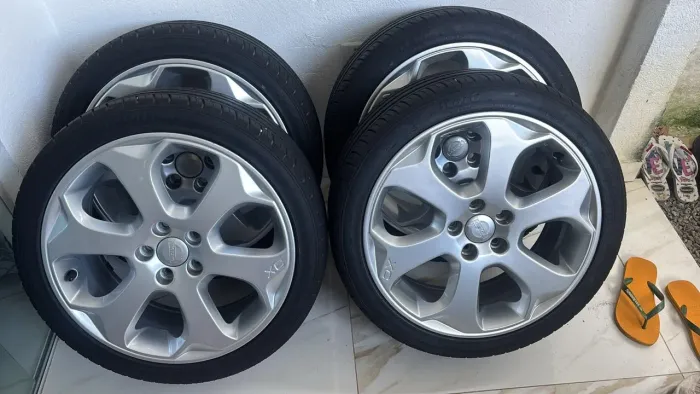 Vendo jogo de rodas já com pneus