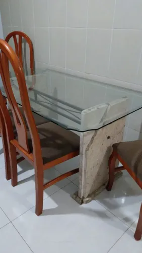 Mesa de vidro temperado, com 6 cadeiras e pés de marmore