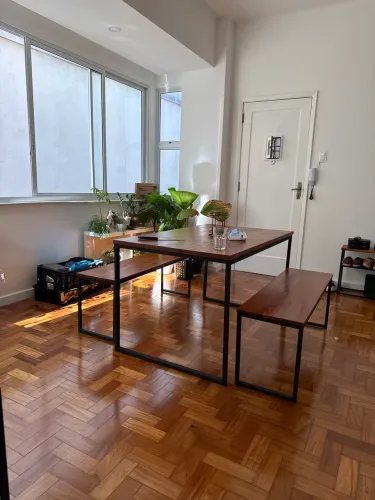 Mesa com bancos madeira