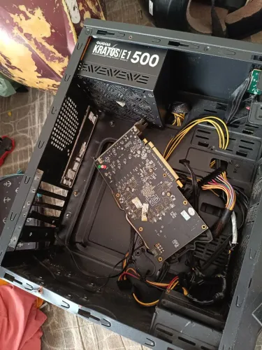 Placa de vídeo e gabinete fonte leia