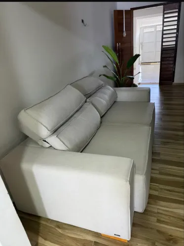 Sofá em linho  cor cinza clarinho 