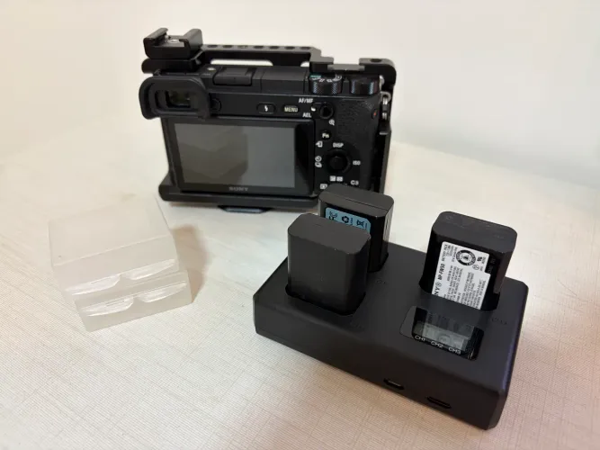 Câmera Sony A6500 + cage (Impecável)