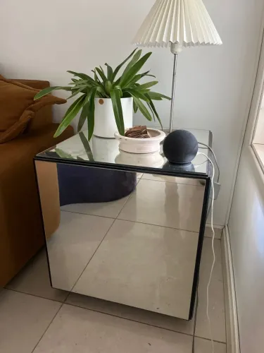 Mesa lateral espelhada