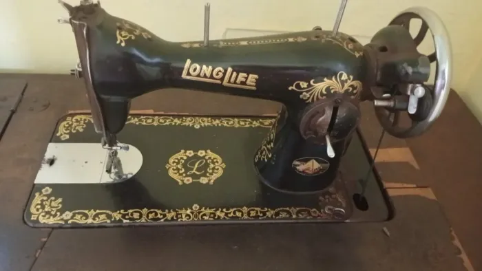 Máquina de costura antiga para colecionar ou uso