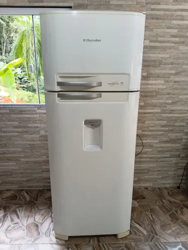 Vendo geladeira Electrolux 490 litros 