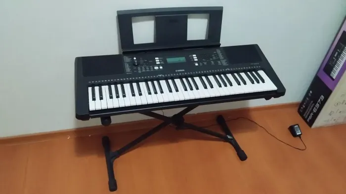 Teclado arranjador Yamaha PSR E373 com teclas sensitivas
