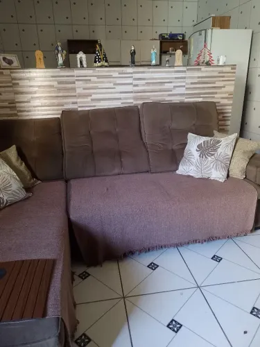 Sofá com chaise brinde 2 poltronas