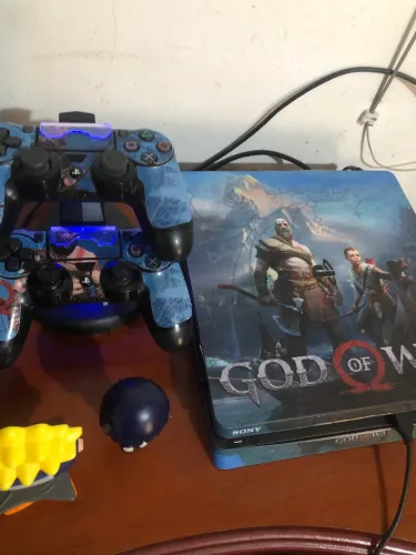 PS4 slim envelopado+4 jogos+ 2 controles mais base de controle em LED