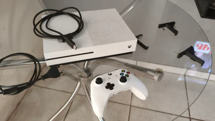 Xbox One S 1TB + Controle Original + Suporte de Parede