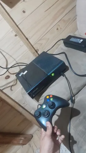 Vendo xbox 360 com 120 jogos e 2 controles 1000$