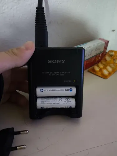 Carregador de pilhas AA OU AAA SIZE Sony original acompanhado com duas pilhas recarregavel