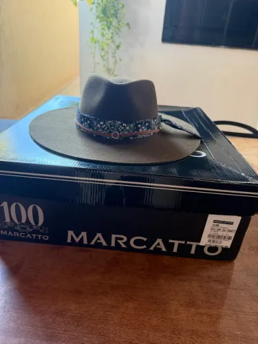 Vende se esse chapéu pouco usado valor 350 
