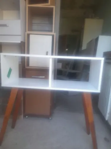 Aparador em mdf com pernas de madeira