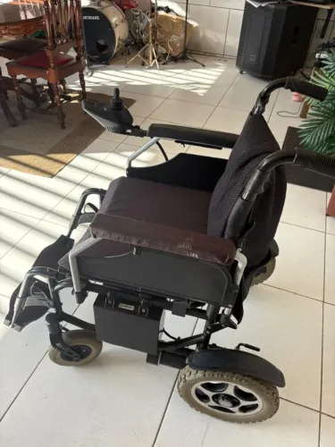 Cadeira de rodas motorizada 