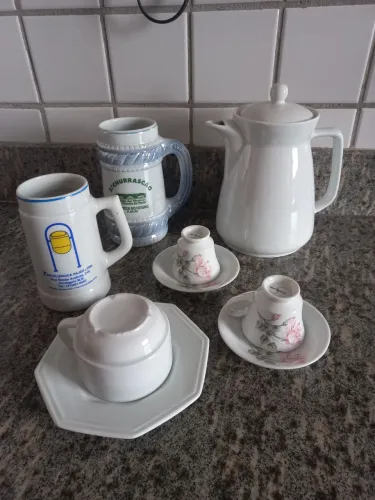 Bule,2 canecos,1 xícara de chá e 2 de café