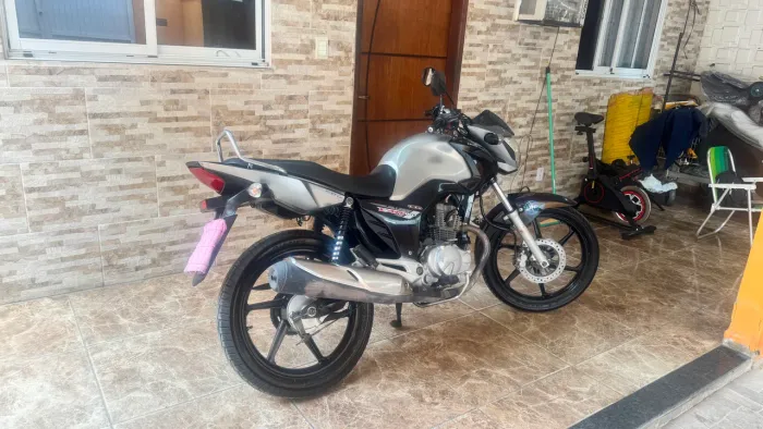 VENDE-SE UMA LINDA HONDA CG 150 FAN ESDI ANO 2015/2015