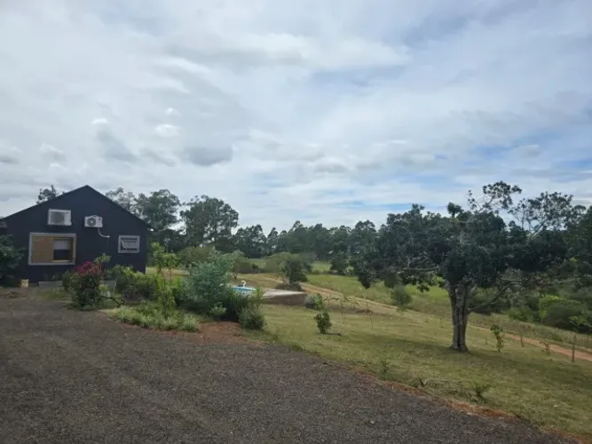 Linda Chácara com Piscina (2 casas e 2 galpões) no Petim 2,5ha 6km da BR 116