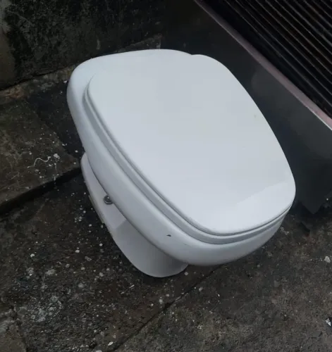 Vaso sanitário quadrado  com assento 