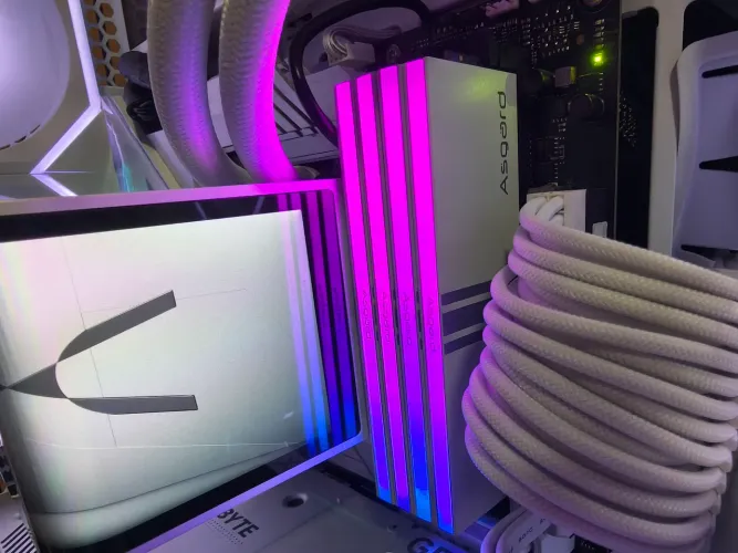 Kit memória ram ddr4 16gb (2 pentes de 8gb cada) Asgard Valkyrie RGB WHITE 3600mhz CL14