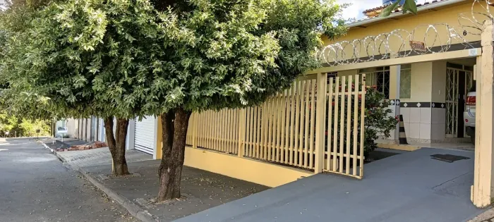 VENDE-SE CASA EM URUAÇU NO CENTRO LOCAL PRIVILEGIADO