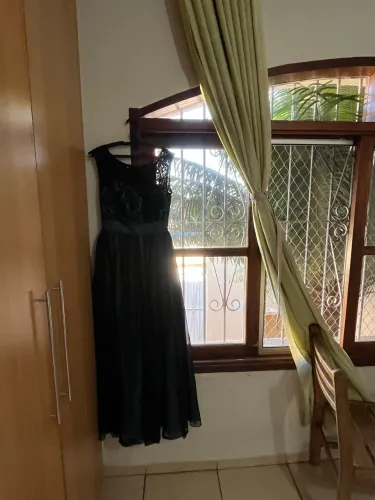 Vestido verde e preto de festa