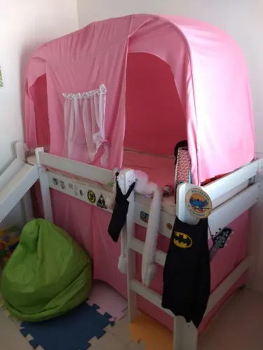 Cama elevada com escorregador e cortina