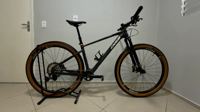 Bicicleta Aro 29 Oggi Carbono XT 12v - 10,4kg 