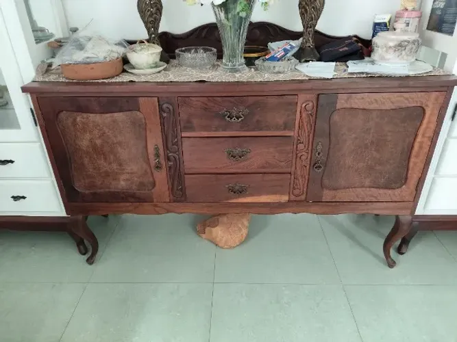 Balcão estilo Luiz XV, todo em madeira maciça Imbuia