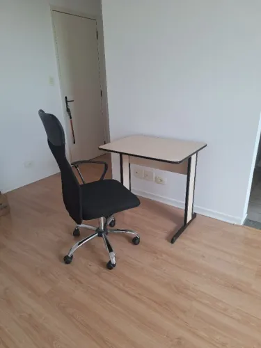 Escrivaninha (mesa) e cadeira de escritório