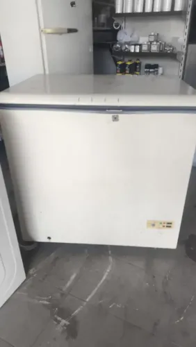 Freezer de uma tampa galopar funcionando perfeitamente