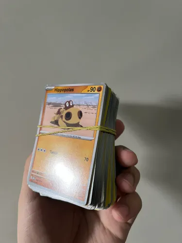 Lote 100 Cartas Pokémon TCG - Comuns e Incomuns