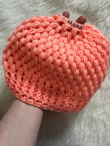 Gorro Adulto Coral com Elástico para Rabo de Cavalo em Crochê Lã Touca