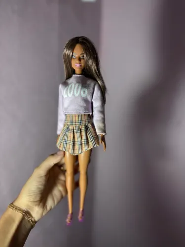 Boneca Barbie básica morena.