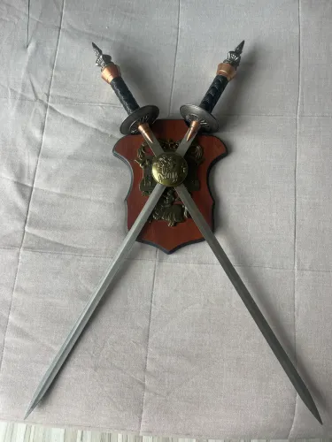 Conjunto de espadas medievais com base decorada
