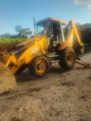 Retroescavadeira JCB 3C plus 4x4 motor comando gde bomba hidráulica dupla 2012