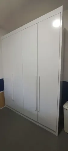 Guarda-Roupa Bérgamo, modelo casal, com 6 portas, em excelente estado de conservação.