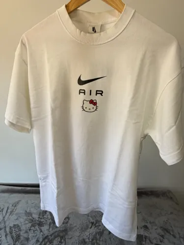 Camiseta Nike x Hello Kitty Tamanho M