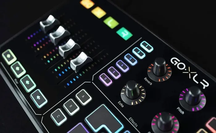 GoXLR completo (o grande, com faders motorizados)