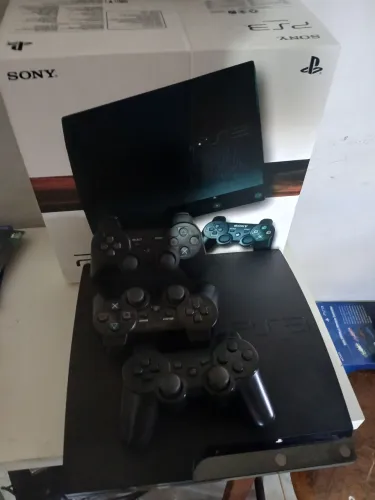 PS3 500GB desbloqueado 3 controle.