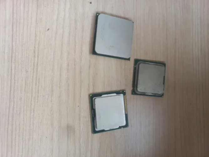 3 processador de pc dois da Intel e um da amd