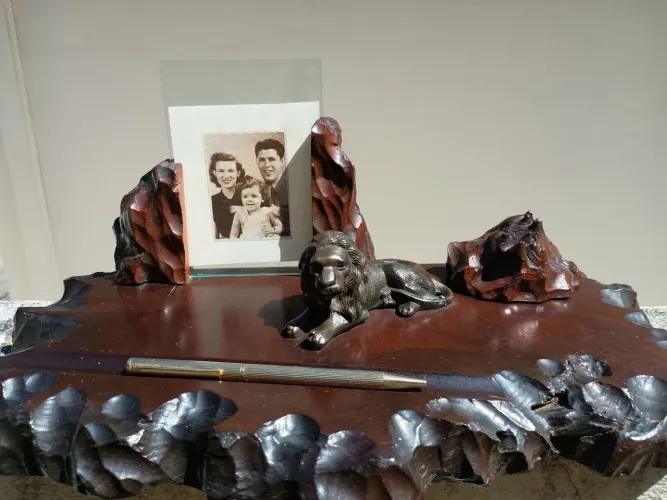 Antigo tinteiro de Madeira com Leão de ferro