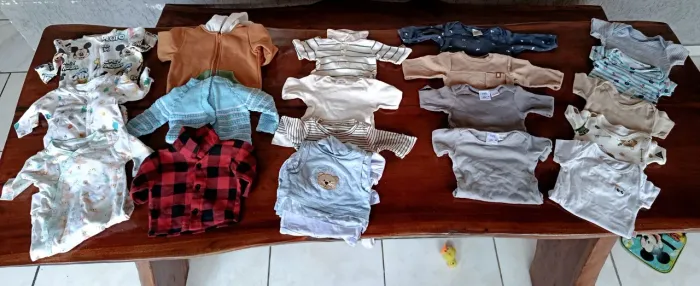 Lote de roupas de bebê menino conservadas