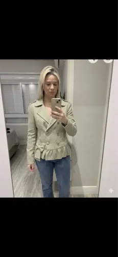 Blazer Acinturado com Peplum e Detalhe de Laço - Estilo Militar Romântico TAMANHO M