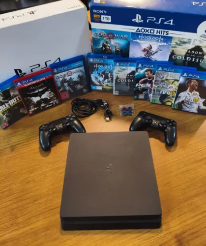 PlayStation 4 Slim SEMINOVO NA CAIXA + 2 controles + 8 jogos. Tudo original